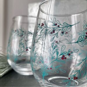 𝅺PAIR of Painted Glass Stemless Christmas Wine Glasses Holly Berries 2 NWOT